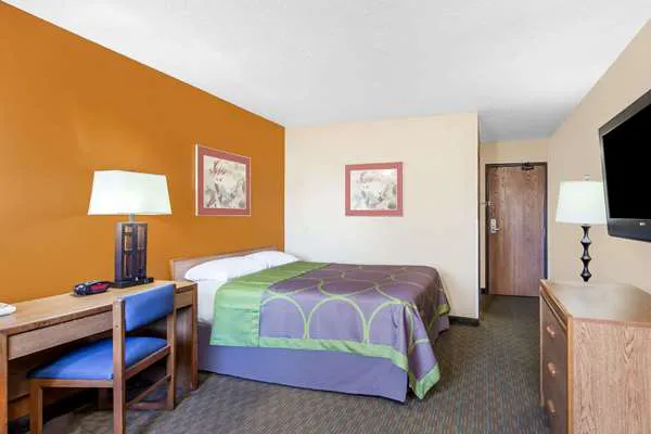 Super 8 by Wyndham Charlotte/Amusement Park Area 7