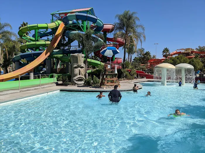 Hurricane Harbor Los Angeles 4