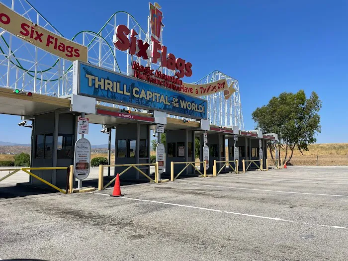 Hurricane Harbor Los Angeles 3