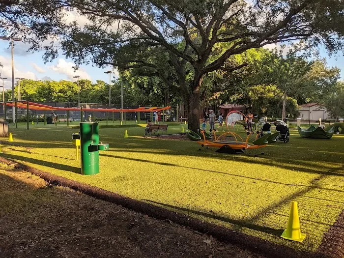 Salvadore Park Tennis Center 4