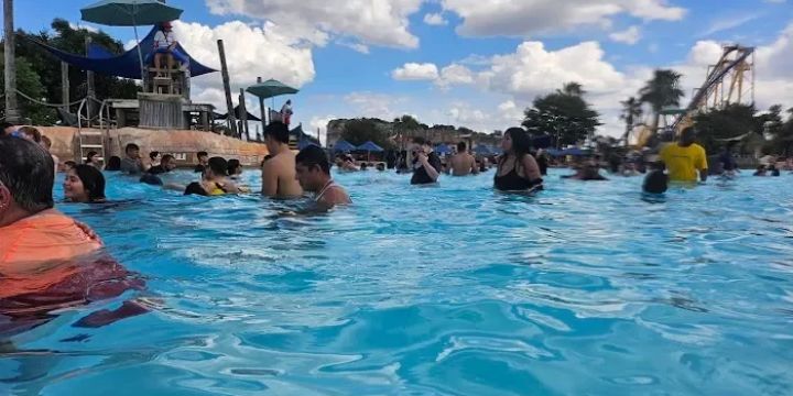 Hurricane Harbor San Antonio