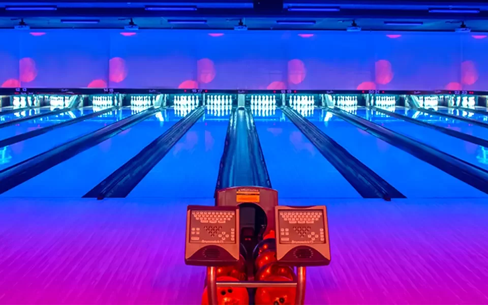 Best Family Bowling Alleys in the US: Top Spots for Fun and Entertainment