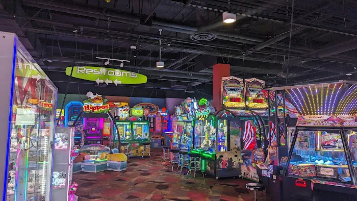 Round1 Bowling & Arcade Lakewood Center Mall 7