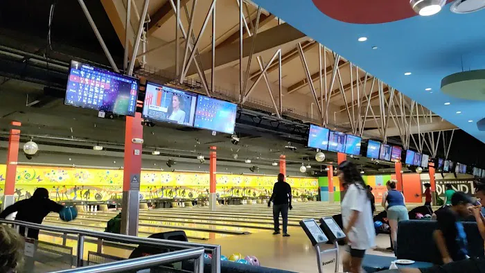 Round1 Bowling & Arcade Lakewood Center Mall 2