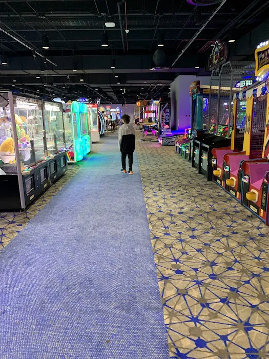 Round1 Bowling & Arcade North Riverside Park Mall 7