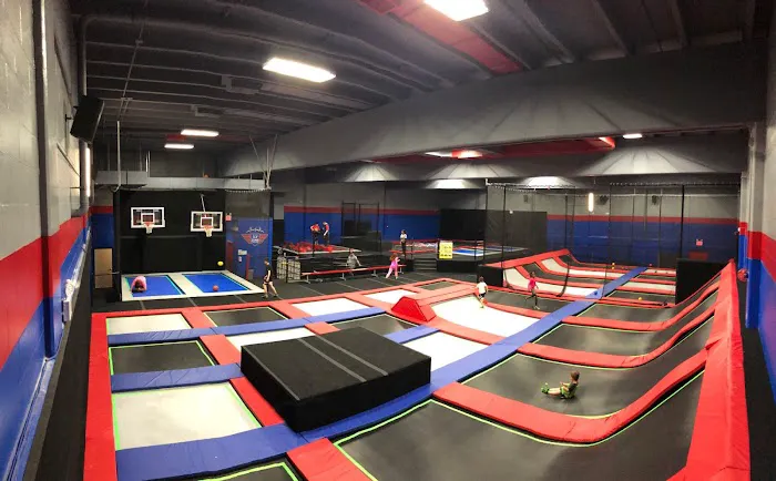 The Hub Trampoline & Axe Throwing 4