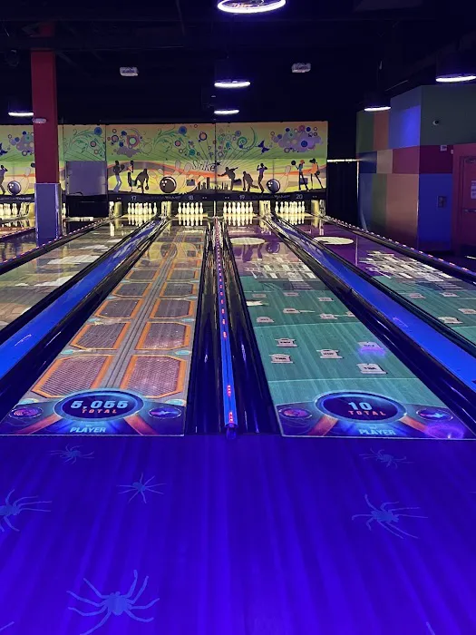 Round1 Bowling & Arcade Great Lakes Crossing Outlets 0