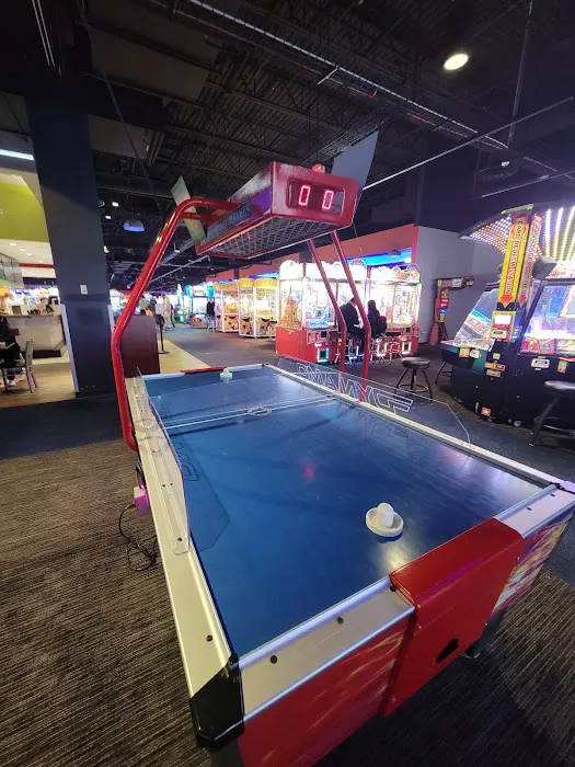 Round1 Bowling & Arcade Great Lakes Crossing Outlets 7
