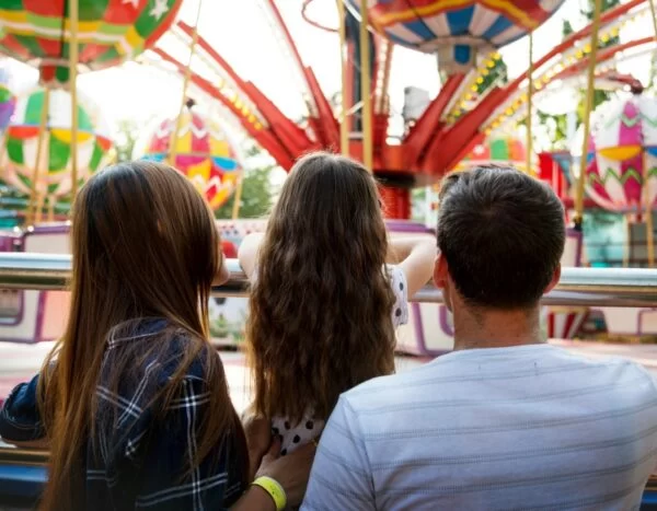 How to Carry Your Phone at an Amusement Park Safely and Conveniently